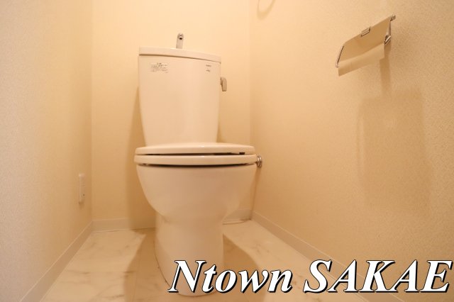 トイレ　落ち着いた色調のトイレです