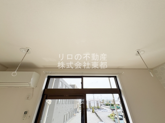 その他設備　室内物干し用金具付！日中の外出や雨の日のお洗濯に便利☆