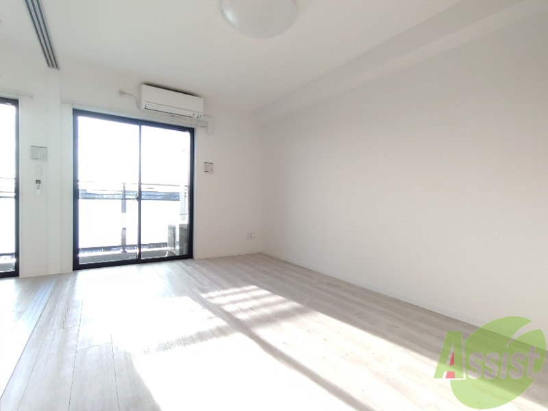 居室・リビング　広くきれいなリビングは明るい光も良く差します。