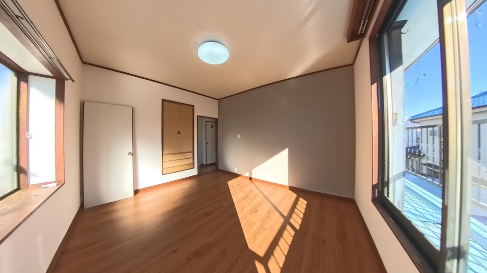 その他　2階　7.5帖洋間　2面採光で明るいお部屋です