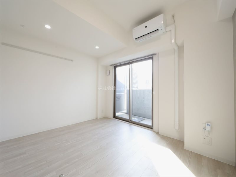 バルコニー　洋室7.7帖　エアコン付　収納充実しています