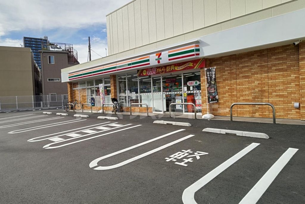 コンビニ　セブンイレブン赤羽岩淵駅前店（コンビニ）まで180m