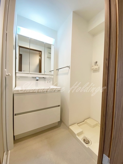 洗面設備　明るい洗面所です