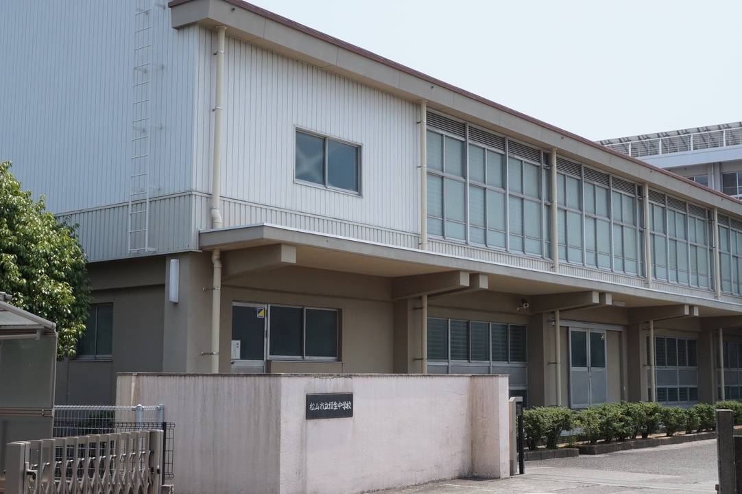 中学校　垣生中学校（中学校）まで720m