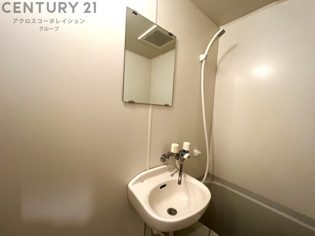 洗面設備　浴室内に洗面台ついてます！