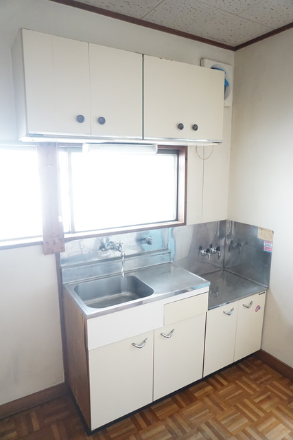 キッチン　自然光のはいる、換気もしやすい窓付きのキッチンです♪