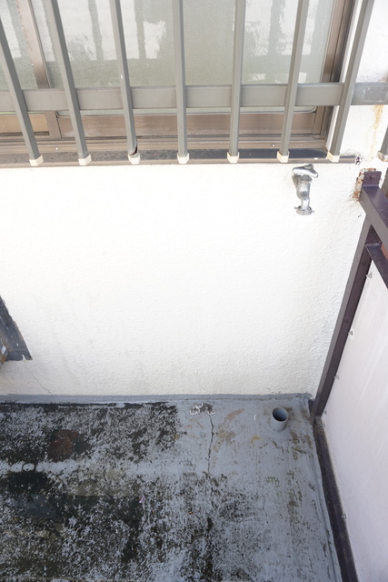 その他　洗濯機置場が室外にあるのでお部屋を広々お使いいただけます。