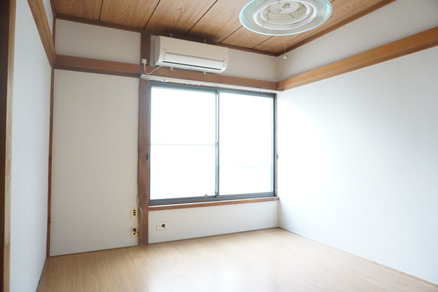 居室・リビング　明るい色合いのフローリングが優しい雰囲気の室内です☆