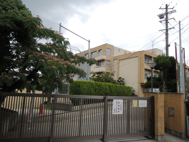中学校　松原市立松原第三中学校（中学校）まで568m