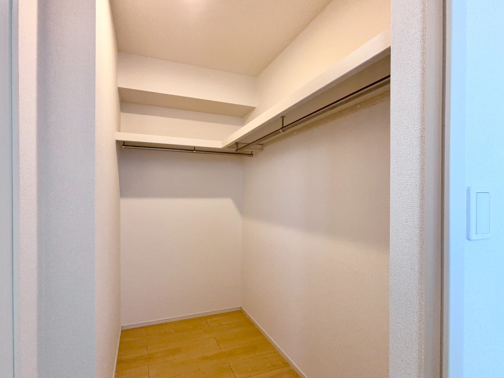 収納　収納部分・たっぷり使えるウォークインクローゼットです♪