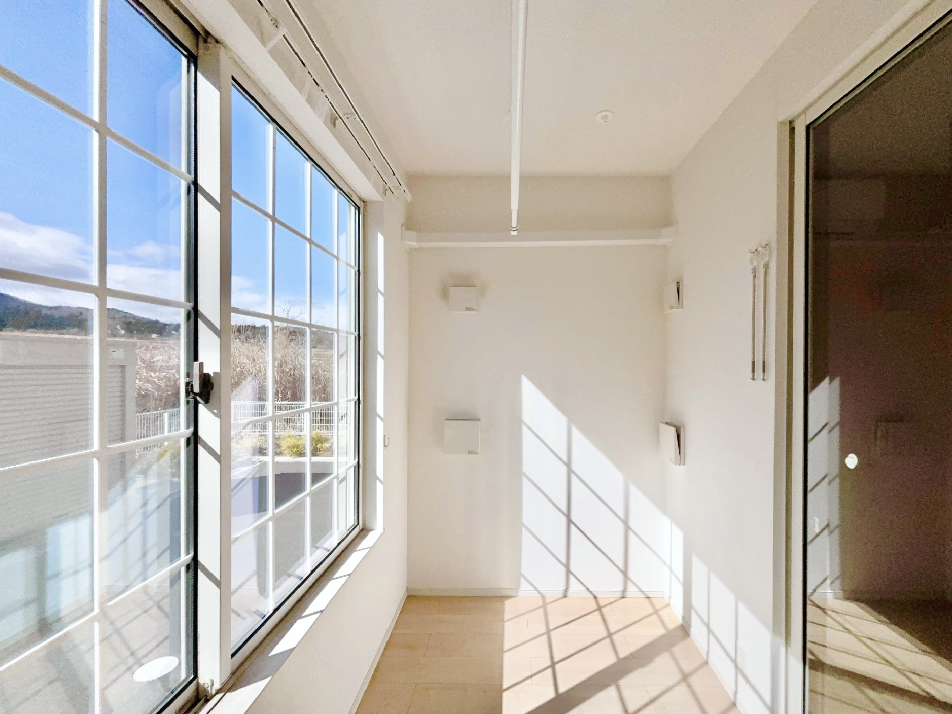 バルコニー　サンルーム部分・雨の日のお洗濯も安心ですね♪