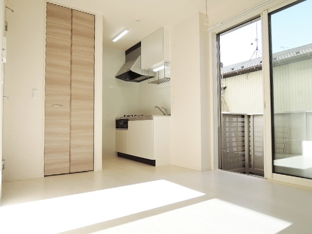 居室・リビング　７．３帖、シャッター雨戸・室内物干し・エアコンあり