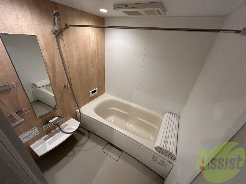 バス・シャワールーム　落ち着いたデザインの浴室。ゆったりできそうです。