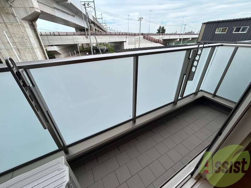 バルコニー　バルコニーは洗濯物がはかどりそうな広さがありますよ。