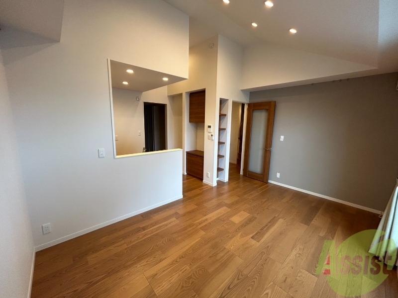 居室・リビング　約１２．５帖のリビングです。家具の配置がしやすそうです。