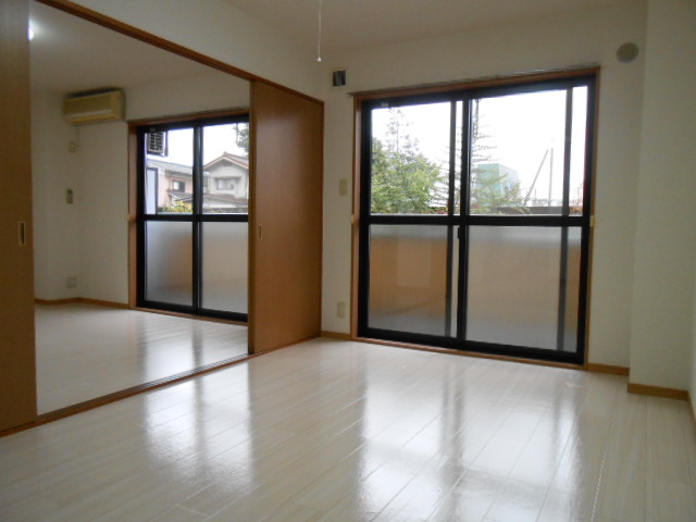 居室・リビング　南面リビング・居室（エアコン完備）・全室照明付き