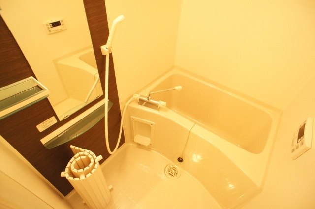 バス・シャワールーム　★シックなデザインのバスは追い焚き機能付き