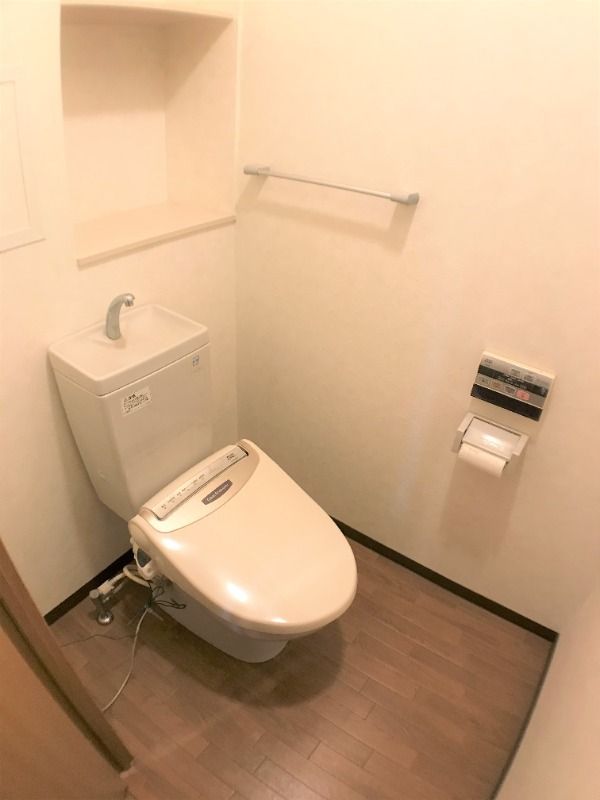 トイレ　内装は別部屋の参考写真です。