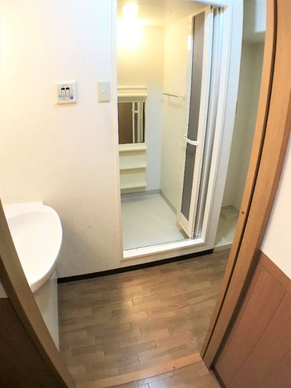 洗面設備　内装は別部屋の参考写真です。