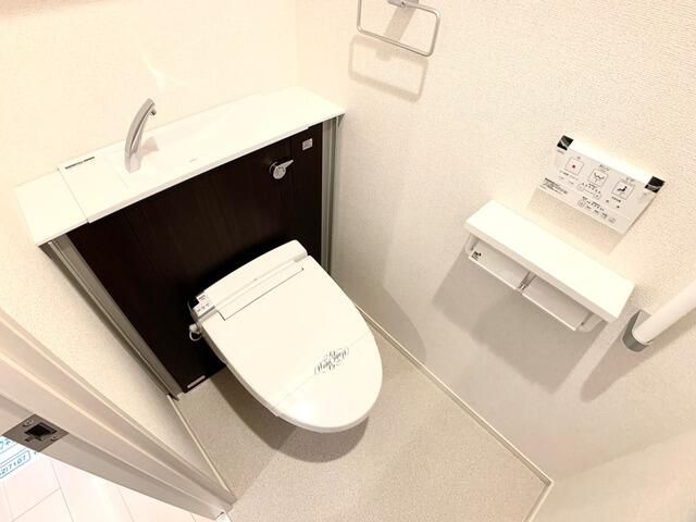 トイレ　落ち着いた色調のトイレです