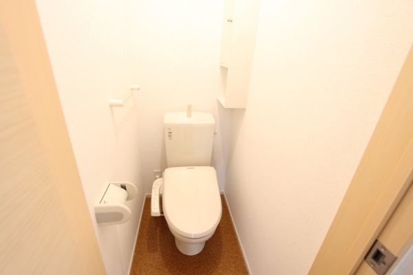 トイレ　温水シャワー付きトイレです