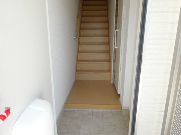 玄関　入ってすぐに内階段あります