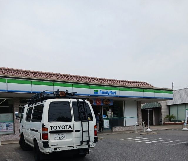 コンビニ　ファミリーマート（コンビニ）まで560m