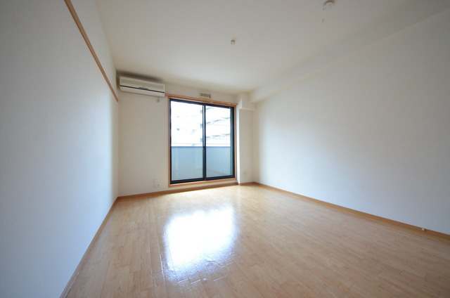 居室・リビング　★大きな窓が、お部屋を明るくしてくれます★