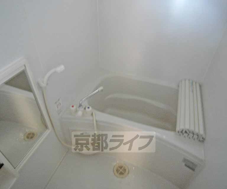 バス・シャワールーム　清潔感のあるお風呂です。