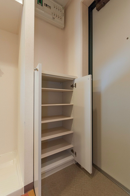 玄関　靴箱　※写真は今回募集の部屋とは異なります