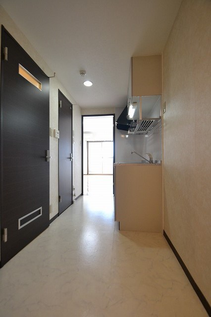 玄関　※同物件別部屋参考写真