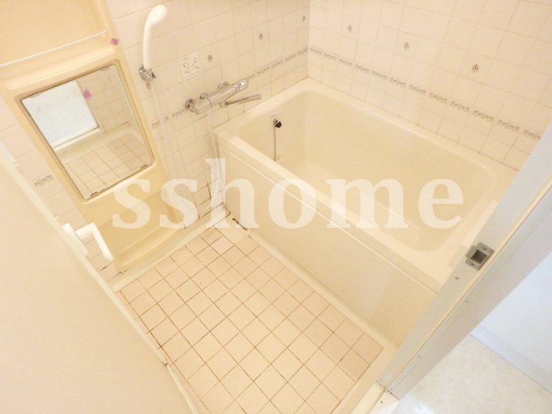 バス・シャワールーム　鏡のある浴室