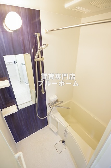 バス・シャワールーム　浴室乾燥機付きのお風呂！