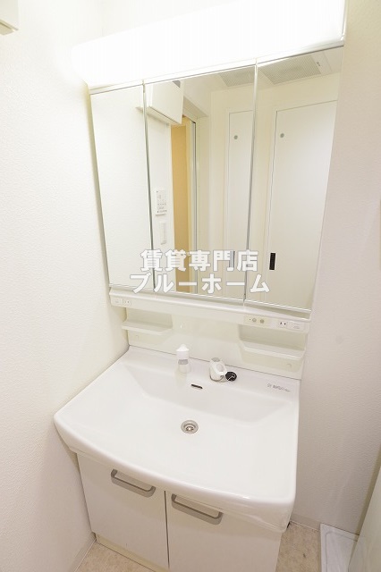 洗面設備　三面鏡独立洗面台！