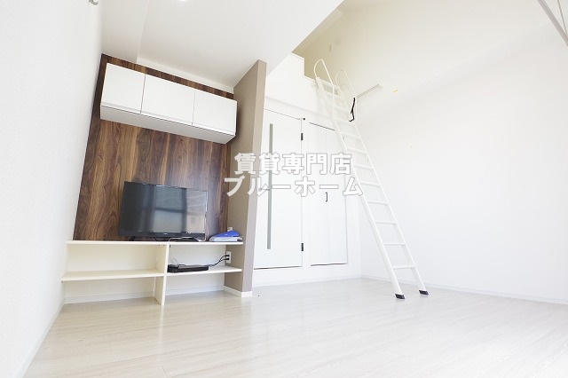 居室・リビング　7.6帖の明るい洋室！