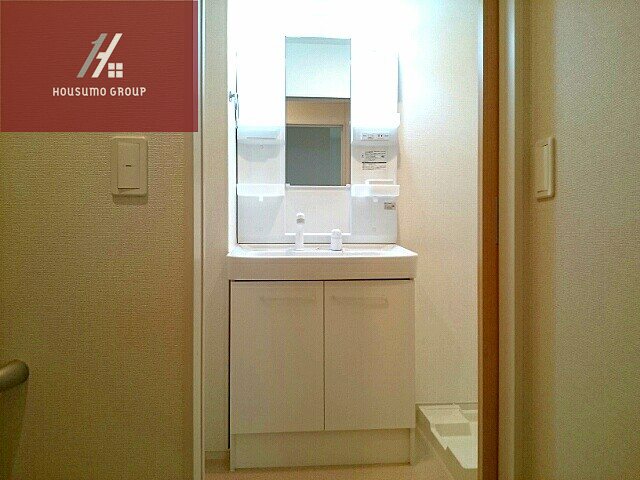 洗面設備　明るい洗面所です