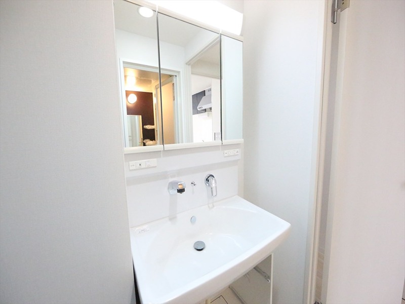 洗面設備　脱衣所　独立洗面台（シャンプードレッサー付）収納スペース有