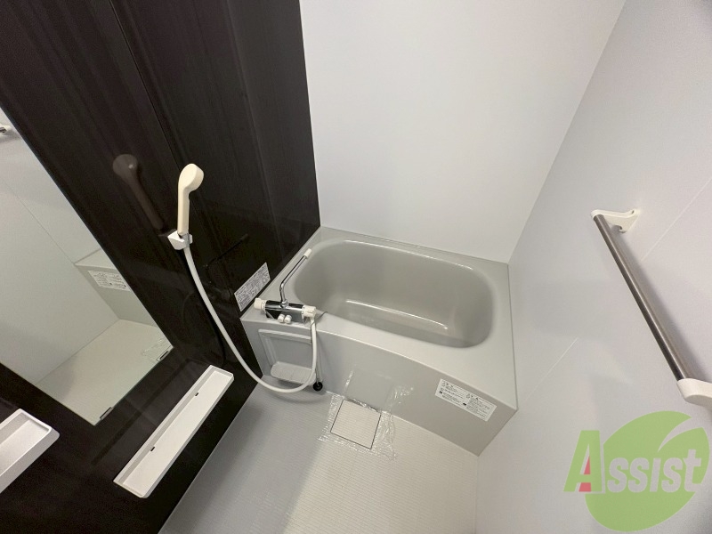 バス・シャワールーム　浴室です。浴槽は体全身が浸かるくらいの大きさです。