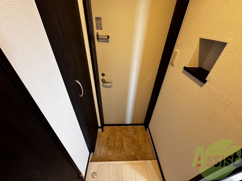 玄関　こちらは玄関になります。扉を開けるととても明るいですね。