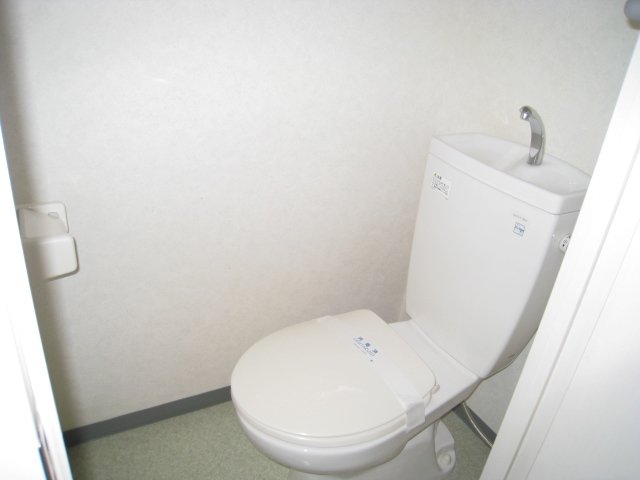 トイレ　同物件別号室の写真です。