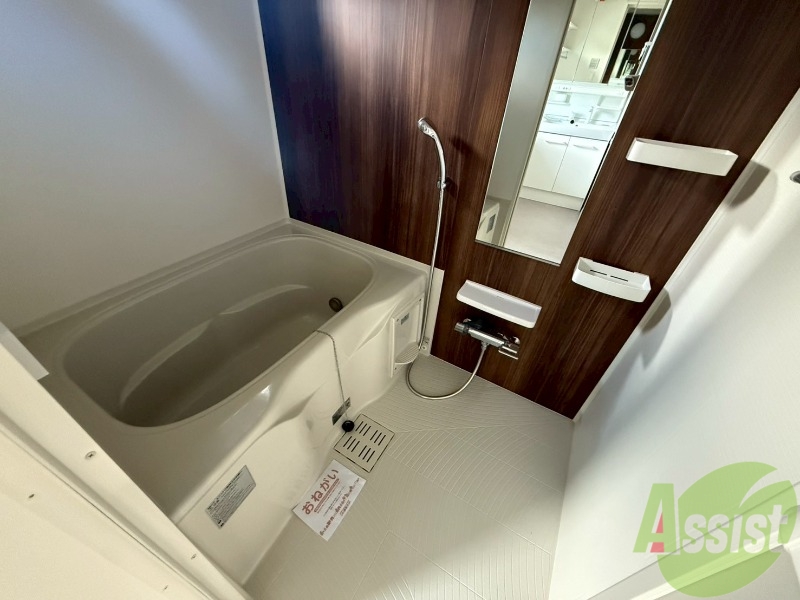 バス・シャワールーム　浴室は追い焚き給湯、浴室乾燥機付きです。