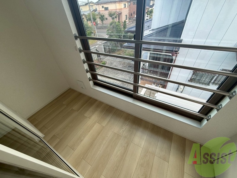 バルコニー　バルコニーではなく、サンルームです。悪天候でも安心ですね。