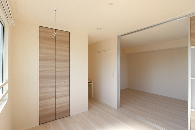 その他部屋・スペース　洋室からリビング