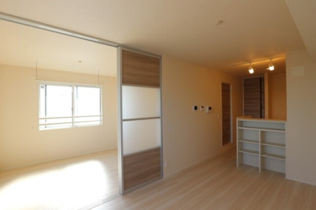 居室・リビング　リビングから洋室