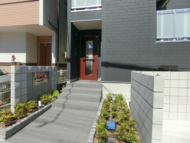 エントランス　落ち着いたエントランスです