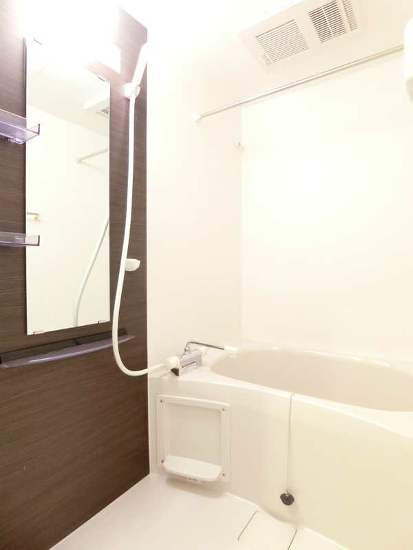 バス・シャワールーム　コンパクトで使いやすいお風呂です