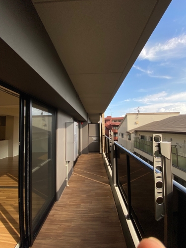 バルコニー　幅や奥行もあります。床はフローリング調になっています。