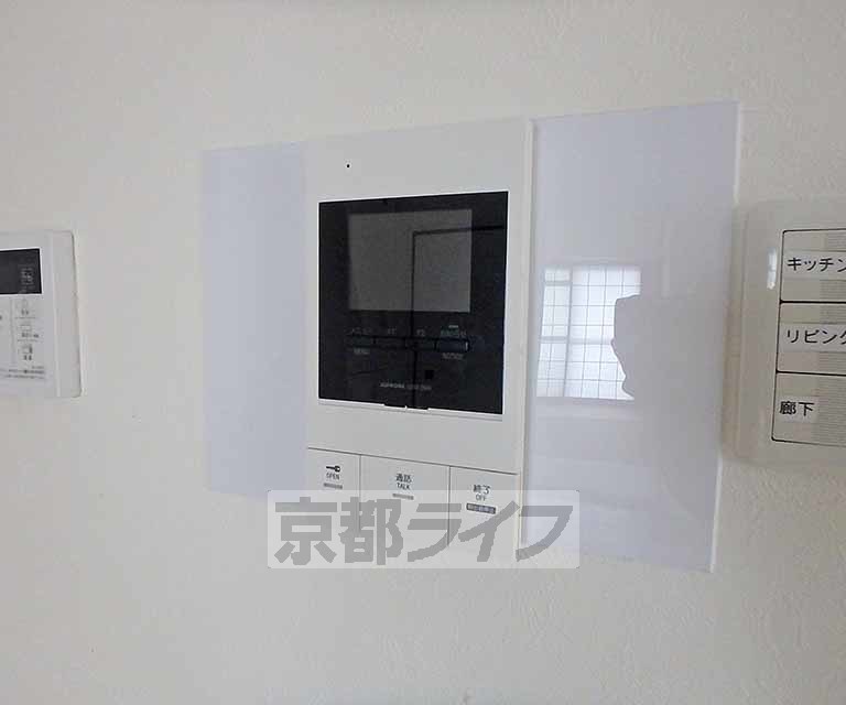 セキュリティ　モニター付きのインターホンで来客対応も安心です。