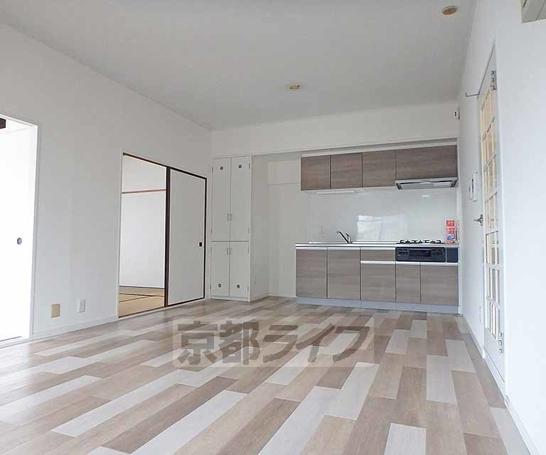 居室・リビング　白を基調とした清潔感のある室内です。