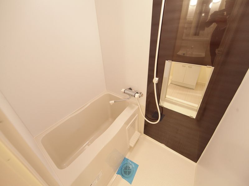 バス・シャワールーム　バスルーム　鏡がついています